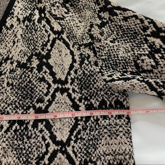 CHICO’S Black & Gold Metallic Reptile Print Tie Neck Sweater Size Large - Picture 7 of 12